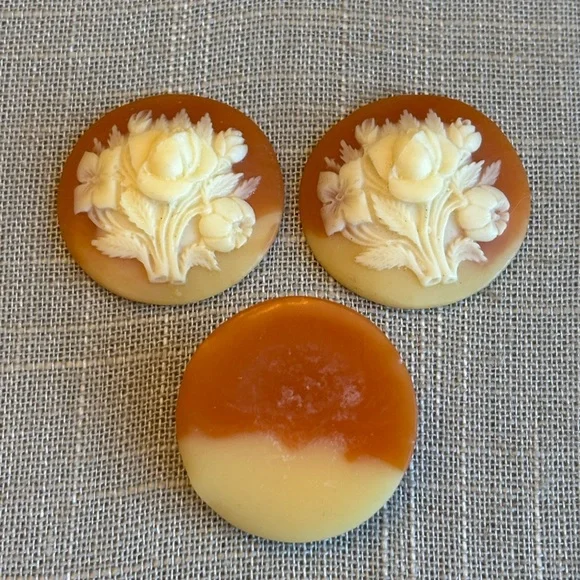 Set of 3 Vintage Floral Cameos - Picture 2 of 2